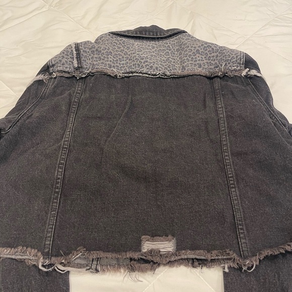 New without Tags White Birch Distressed Denim Jacket with Animal Print Size S - Picture 2 of 4